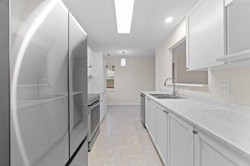 7-171 17 Street, Salmon Arm, BC - Indoor Photo Showing Kitchen With Double Sink