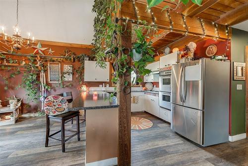 5974 Farmers Drive, Kelowna, BC - Indoor Photo Showing Kitchen