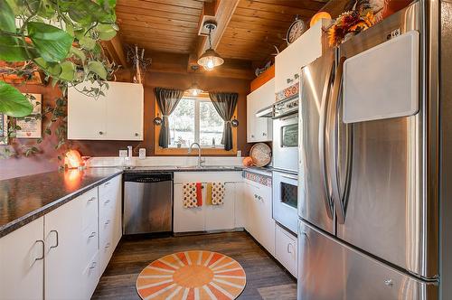 5974 Farmers Drive, Kelowna, BC - Indoor Photo Showing Kitchen