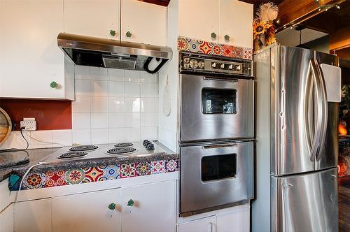 5974 Farmers Drive, Kelowna, BC - Indoor Photo Showing Kitchen