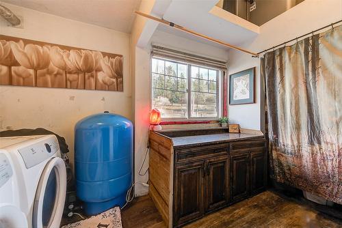 5974 Farmers Drive, Kelowna, BC - Indoor Photo Showing Laundry Room