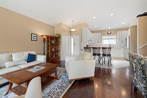 32-2210 Horizon Drive, West Kelowna, BC - Indoor Photo Showing Living Room