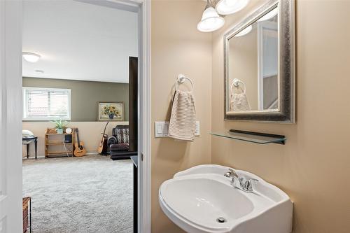 32-2210 Horizon Drive, West Kelowna, BC - Indoor Photo Showing Bathroom