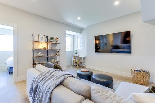 3384 Lavender Lane, Kelowna, BC - Indoor Photo Showing Living Room