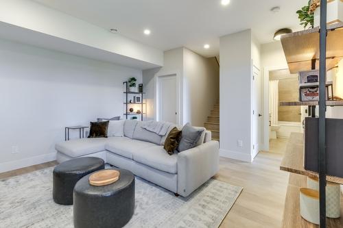 3384 Lavender Lane, Kelowna, BC - Indoor Photo Showing Living Room