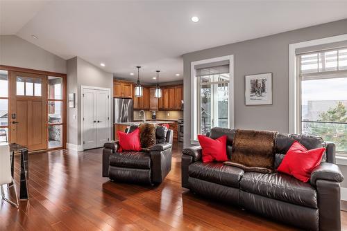 203-4000 Redstone Crescent, Peachland, BC - Indoor Photo Showing Living Room