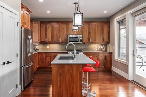 203-4000 Redstone Crescent, Peachland, BC - Indoor Photo Showing Kitchen With Stainless Steel Kitchen