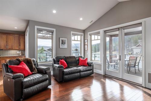 203-4000 Redstone Crescent, Peachland, BC - Indoor Photo Showing Living Room