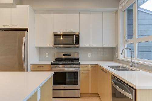 22-13098 Shoreline Way, Lake Country, BC - Indoor Photo Showing Kitchen With Double Sink