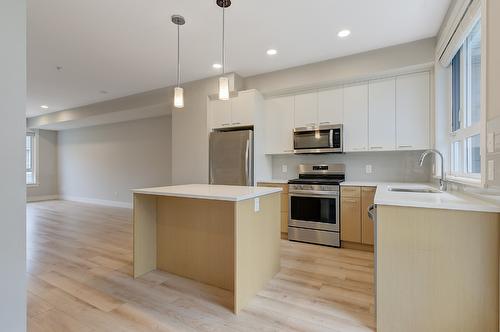 22-13098 Shoreline Way, Lake Country, BC - Indoor Photo Showing Kitchen With Upgraded Kitchen