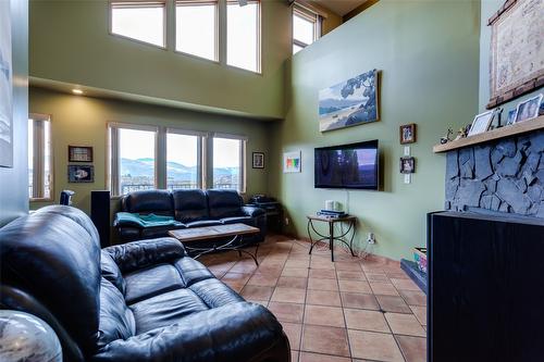 11482 Darlene Road, Lake Country, BC - Indoor Photo Showing Living Room