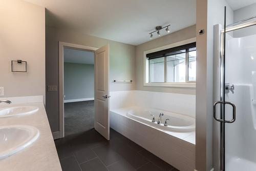 4-1865 Begbie Road, Kelowna, BC - Indoor Photo Showing Bathroom