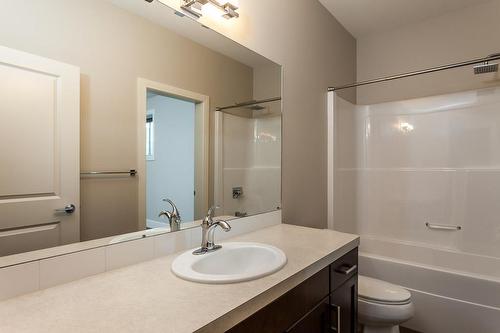 4-1865 Begbie Road, Kelowna, BC - Indoor Photo Showing Bathroom