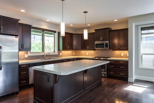 4-1865 Begbie Road, Kelowna, BC - Indoor Photo Showing Kitchen With Stainless Steel Kitchen With Upgraded Kitchen