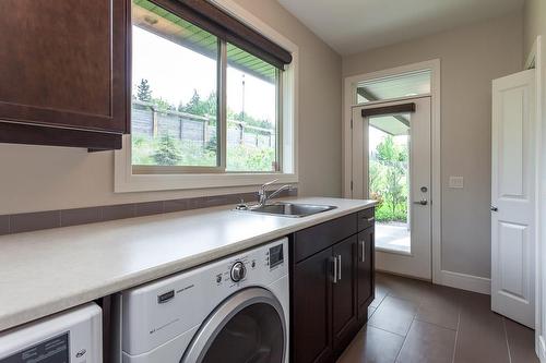 4-1865 Begbie Road, Kelowna, BC - Indoor Photo Showing Laundry Room