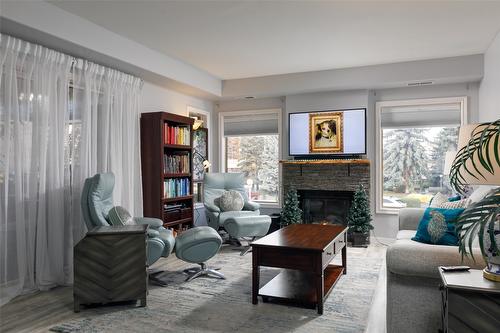 206-3335 Richter Street, Kelowna, BC - Indoor Photo Showing Living Room With Fireplace