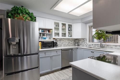 206-3335 Richter Street, Kelowna, BC - Indoor Photo Showing Kitchen