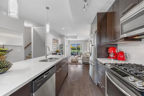 47-3626 Mission Springs Drive, Kelowna, BC - Indoor Photo Showing Kitchen With Double Sink With Upgraded Kitchen