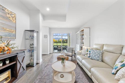 47-3626 Mission Springs Drive, Kelowna, BC - Indoor Photo Showing Living Room With Fireplace