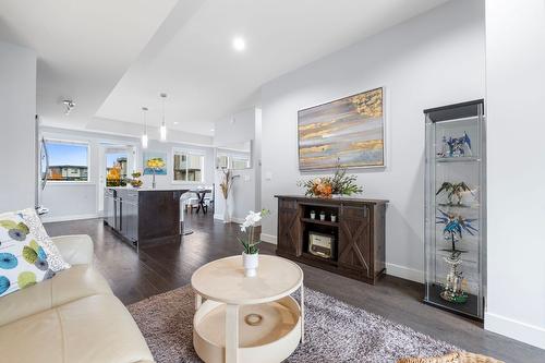 47-3626 Mission Springs Drive, Kelowna, BC - Indoor Photo Showing Living Room