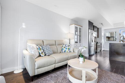 47-3626 Mission Springs Drive, Kelowna, BC - Indoor Photo Showing Living Room