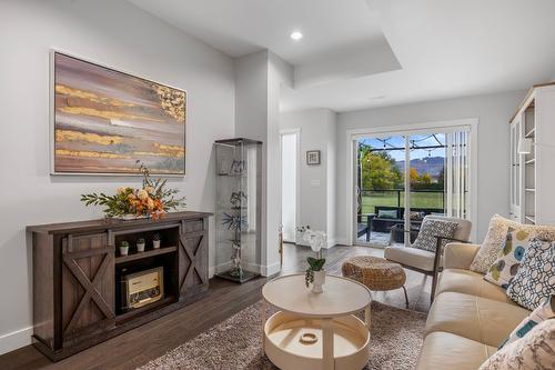 47-3626 Mission Springs Drive, Kelowna, BC - Indoor Photo Showing Living Room With Fireplace