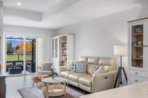 47-3626 Mission Springs Drive, Kelowna, BC - Indoor Photo Showing Living Room