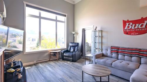 407-130 Barber Road, Kelowna, BC - Indoor Photo Showing Living Room