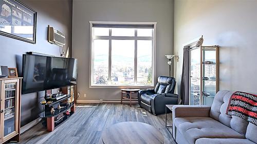 407-130 Barber Road, Kelowna, BC - Indoor Photo Showing Living Room