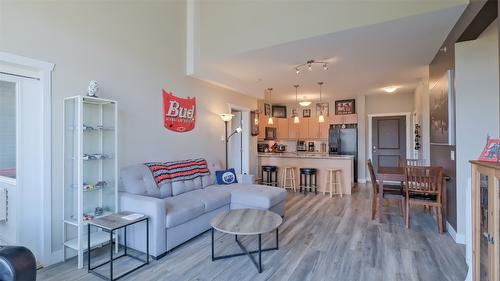 407-130 Barber Road, Kelowna, BC - Indoor Photo Showing Living Room