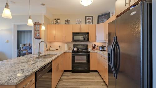 407-130 Barber Road, Kelowna, BC - Indoor Photo Showing Kitchen With Double Sink