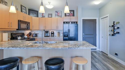 407-130 Barber Road, Kelowna, BC - Indoor Photo Showing Kitchen With Upgraded Kitchen