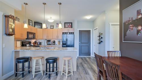 407-130 Barber Road, Kelowna, BC - Indoor Photo Showing Kitchen