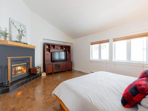 Chambre Ã  coucher principale - 555 Ch. Des Peupliers, Piedmont, QC - Indoor Photo Showing Bedroom With Fireplace