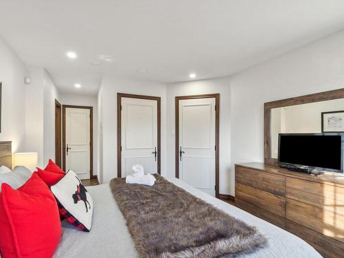 Master bedroom - 1-122 Ch. Des Sous-Bois, Mont-Tremblant, QC - Indoor Photo Showing Bedroom