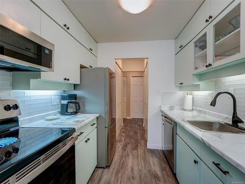 24-3958 Cedar Hill Rd, Saanich, BC - Indoor Photo Showing Kitchen