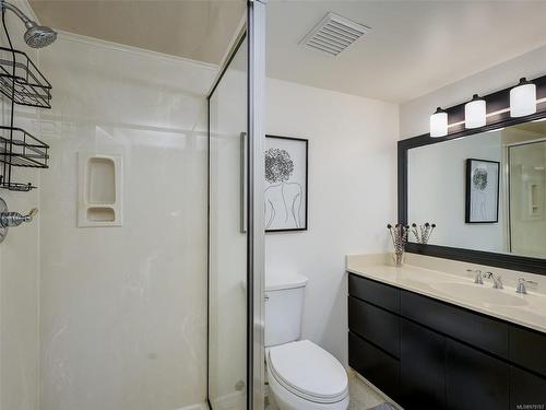 24-3958 Cedar Hill Rd, Saanich, BC - Indoor Photo Showing Bathroom