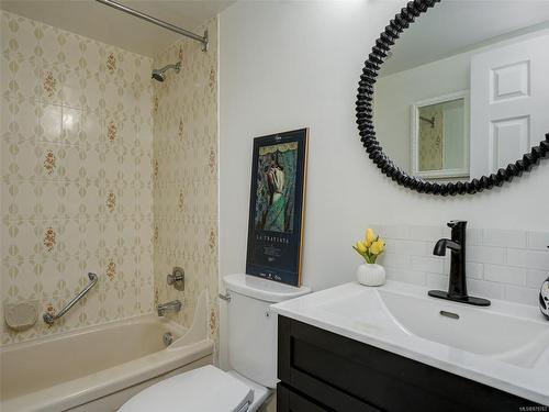 24-3958 Cedar Hill Rd, Saanich, BC - Indoor Photo Showing Bathroom