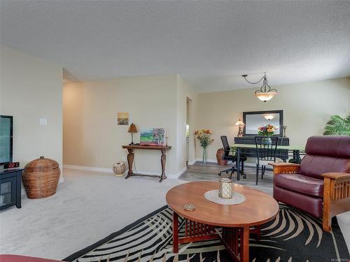 24-3958 Cedar Hill Rd, Saanich, BC - Indoor Photo Showing Living Room