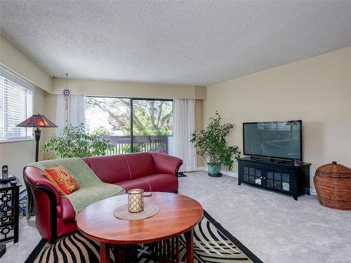 24-3958 Cedar Hill Rd, Saanich, BC - Indoor Photo Showing Living Room