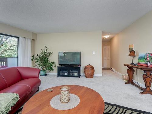 24-3958 Cedar Hill Rd, Saanich, BC - Indoor Photo Showing Living Room