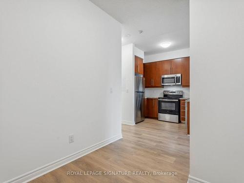 214-2885 Bayview Ave, Toronto, ON - Indoor Photo Showing Kitchen