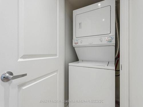 214-2885 Bayview Ave, Toronto, ON - Indoor Photo Showing Laundry Room