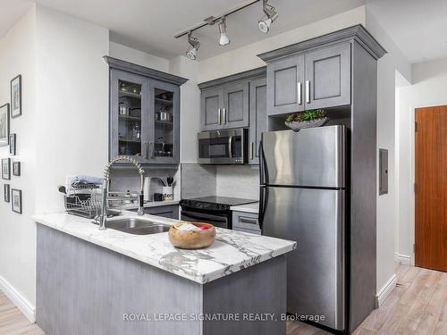 2006-33 Lombard St, Toronto, ON - Indoor Photo Showing Kitchen With Double Sink With Upgraded Kitchen