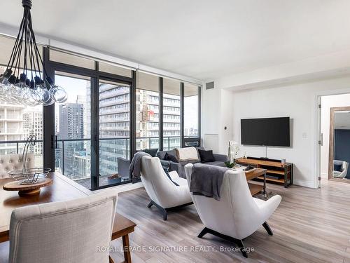 2006-33 Lombard St, Toronto, ON - Indoor Photo Showing Living Room