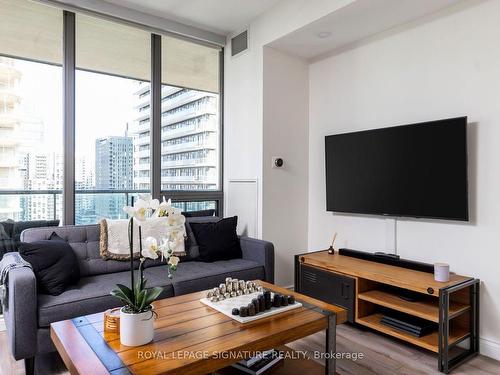 2006-33 Lombard St, Toronto, ON - Indoor Photo Showing Living Room