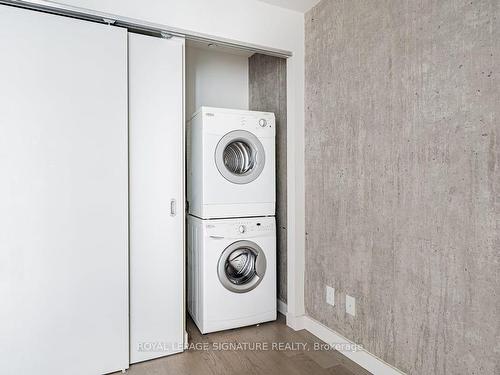 814-111 Bathurst St, Toronto, ON - Indoor Photo Showing Laundry Room