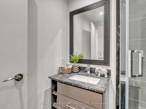 218-21 Clairtrell Rd, Toronto, ON - Indoor Photo Showing Bathroom