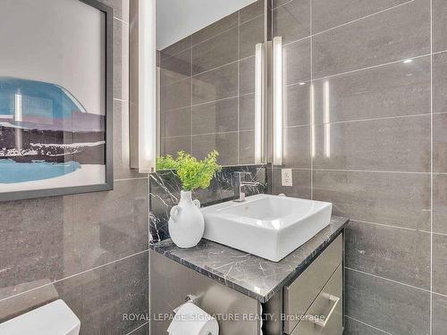 218-21 Clairtrell Rd, Toronto, ON - Indoor Photo Showing Bathroom