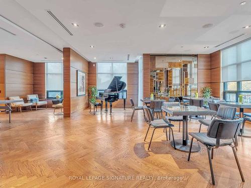 218-21 Clairtrell Rd, Toronto, ON - Indoor Photo Showing Dining Room